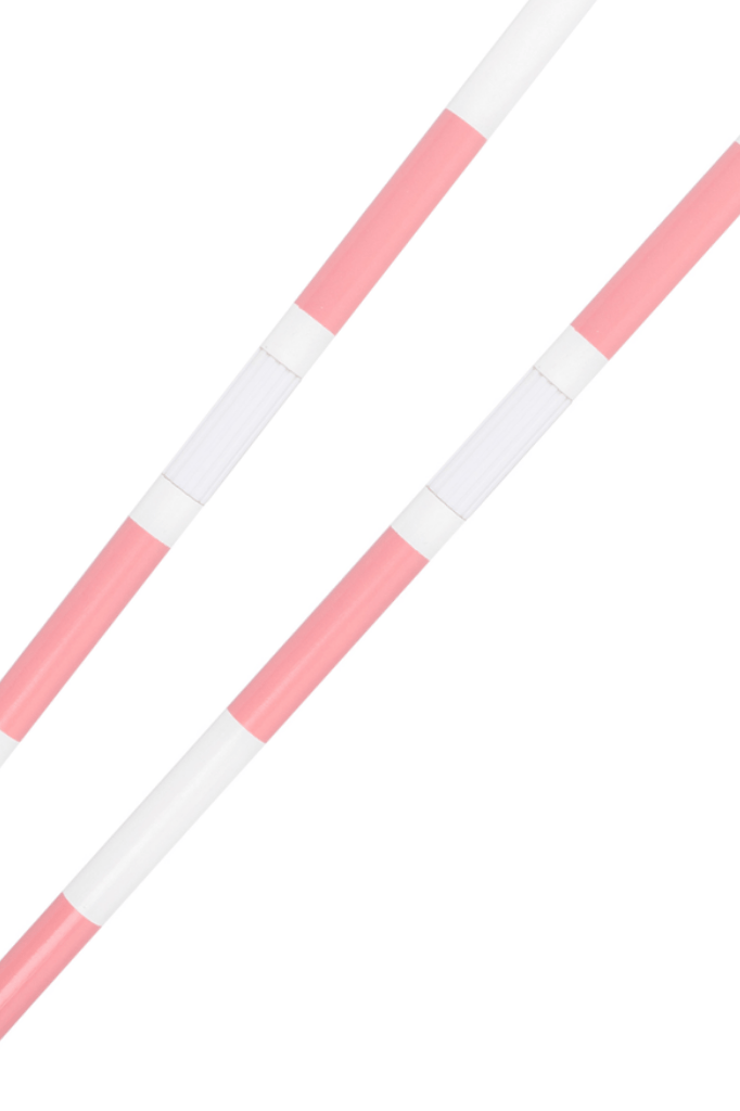 Hobby horsing Stangen in rosa und weiß im Detail