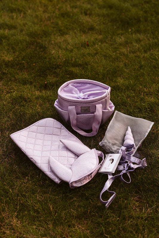 Putztasche Hobby Horsing in lila auf einer Wiese