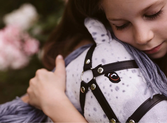 byAstrup Hobby Horse - Schimmel mit abnehmbarem Schweif (M)
