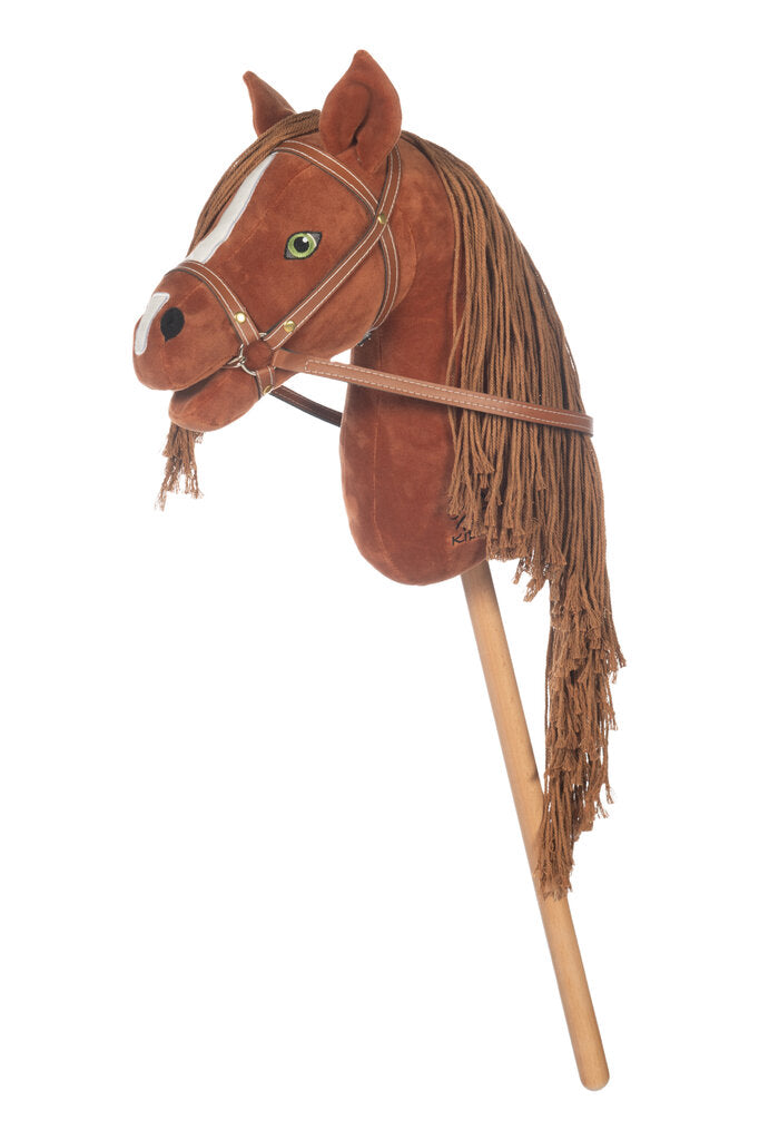 Hobby Horse in rotbraun mit Blesse und Trense in Seitenansicht