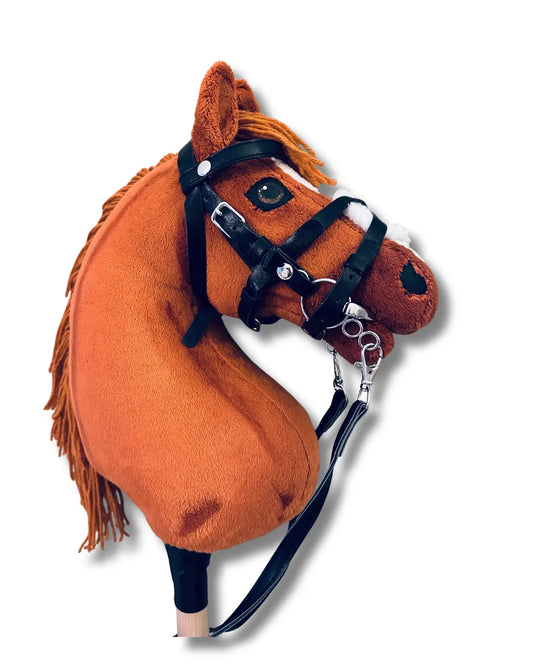 Kandare für Hobby Horsing - Pessoa Bit eingeschnallt in einer schwarzen Hobby Horse Trense an einem fuchsfarbenen Hobby Horse Springpferd