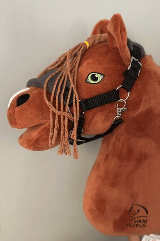 panduro hobby horse halfter in schwarz mit fleece an einem Hobby Horse von HKM