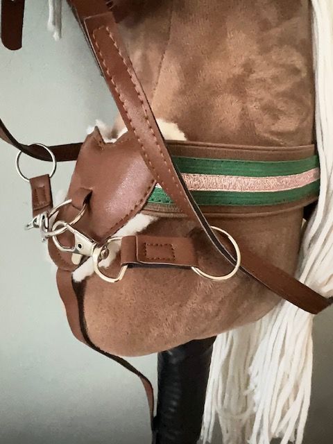 Panduro Martingal in braun an einem Hobby Horse