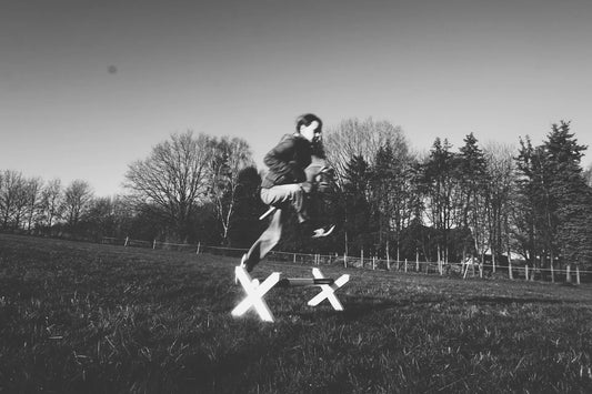 Tochter von LOPE Gründerin springt mit einem Hobby Horse über ein Cavalletti-Hindernis – Training für Hobby Horsing Springen