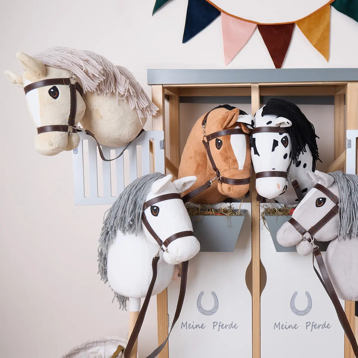 Die ganze Hobby Horsing Familie von Bieco vereint in Schimmel, braun, Palomino, grau und gescheckt.