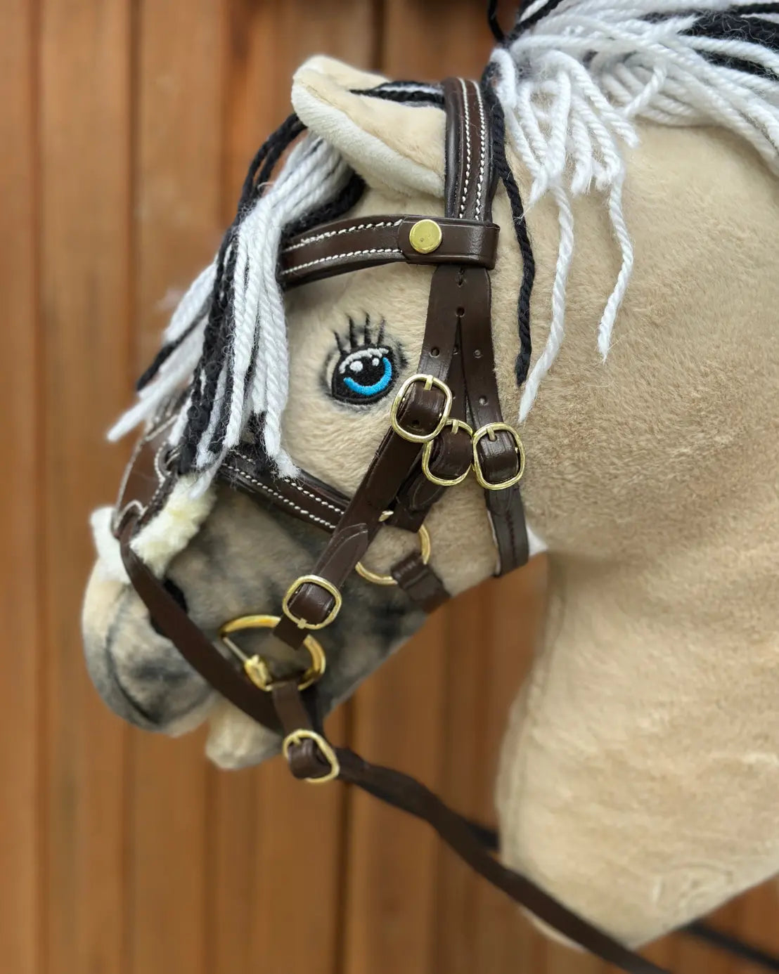 Hobby Horse Norweger präsentier braune Trense von HKM mit mexikanischem Reithalfter