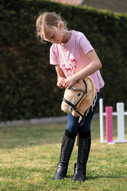Mädchen wechselt Stirnband an Hobby Horse Trense