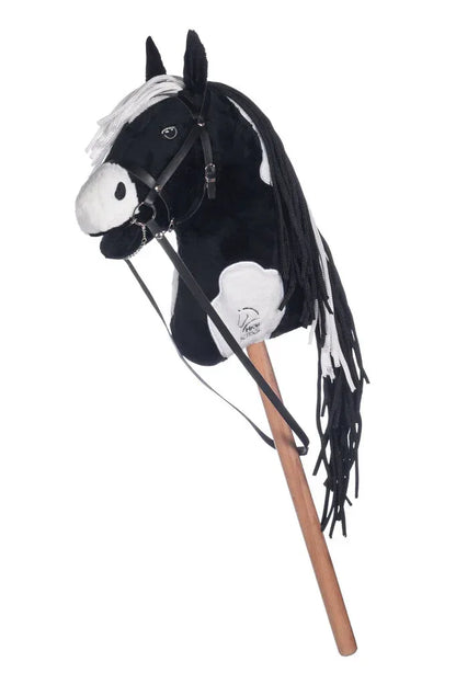 freigestelltes hkm hobby horse schwarz geflecktes fell mit trense