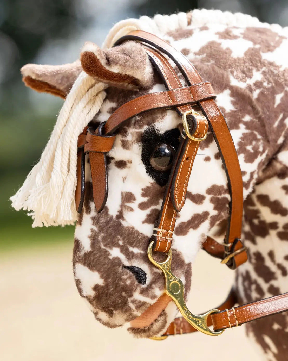 LeMieux Hobby Horse Western-Kandare aus braunem Leder: Detailgetreues Western-Kopfstück mit offenen Zügeln, ideal für die HKM Professional Slim Line oder kleine Steckenpferde.
