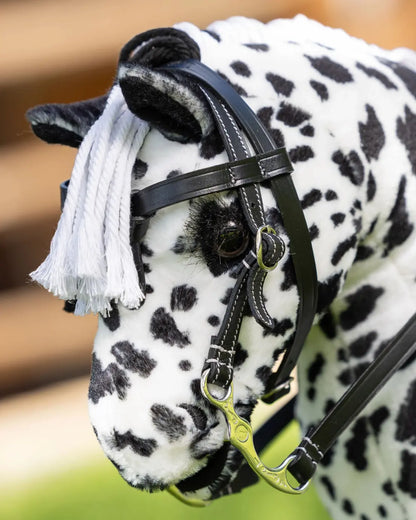 Realistisches Steckenpferd-Zubehör für Turniere in Deutschland: Ein schwarz-weiß geschecktes Hobby Horse präsentiert das edle schwarze LeMieux Western-Kopfstück inklusive Bit.