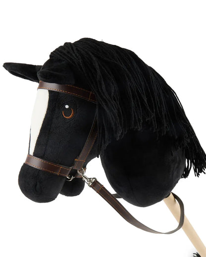 Seitenansicht eines süßes Bieco Hobby horses in schwarz mit schöner Blesse