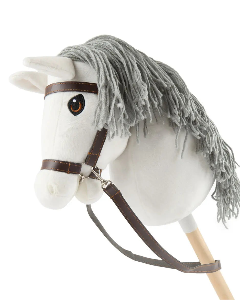 Bieco Hobby Horse freigestellt, Schimmel mit grauer Mähne und brauner Trense