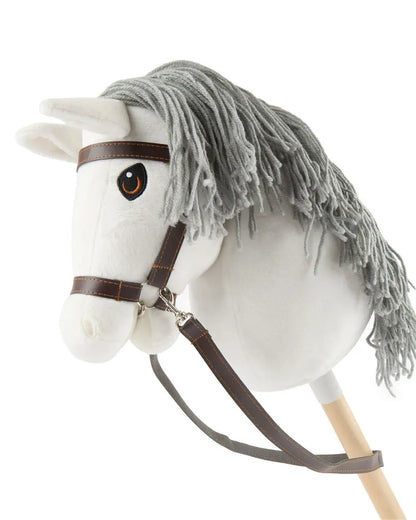 Bieco Hobby Horse freigestellt, Schimmel mit grauer Mähne und brauner Trense