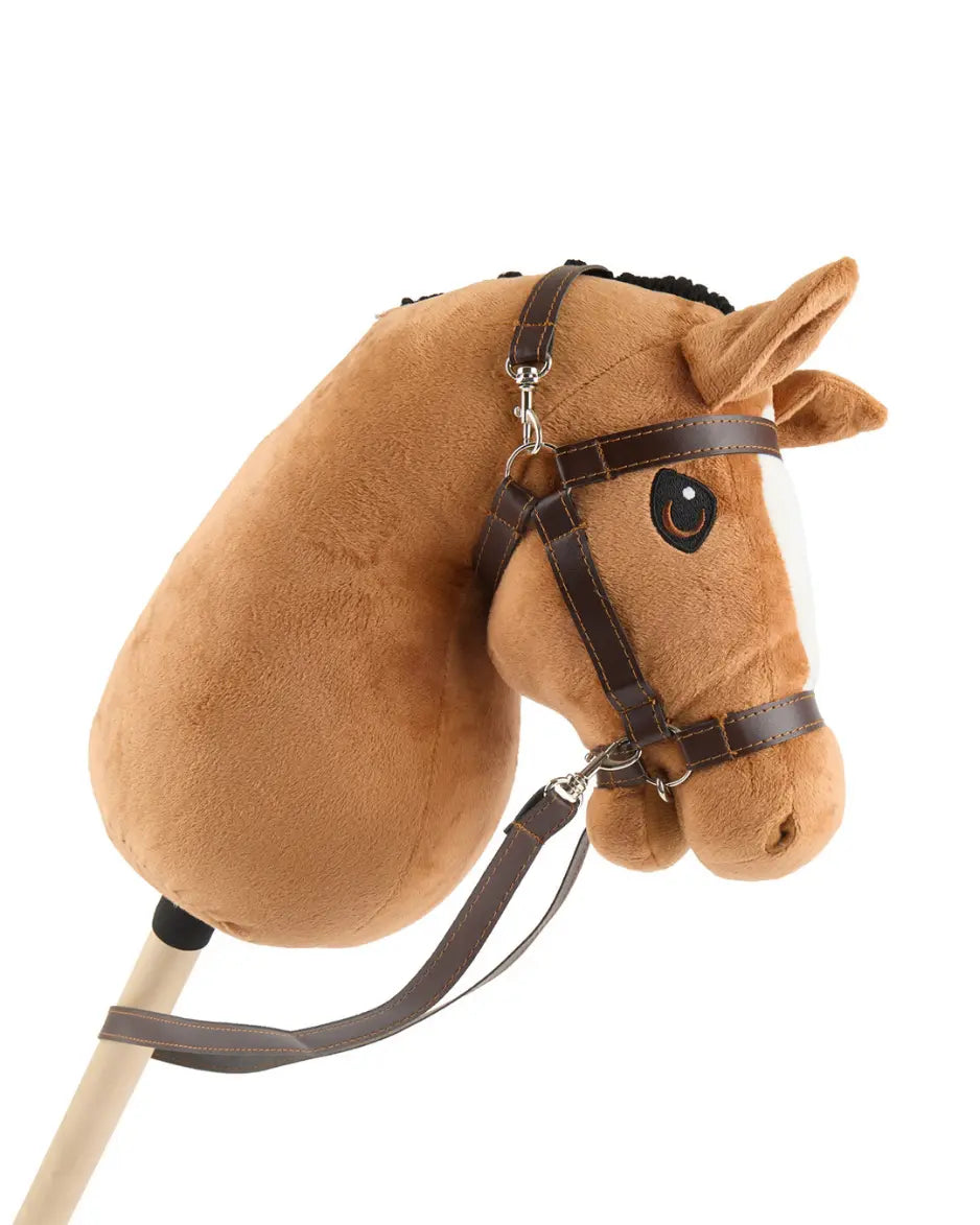 Detailansicht des Gesichts eines braunen Bieco Steckenpferdes mit freundlichen Augen und abnehmbarer Trense aus Lederimitat.