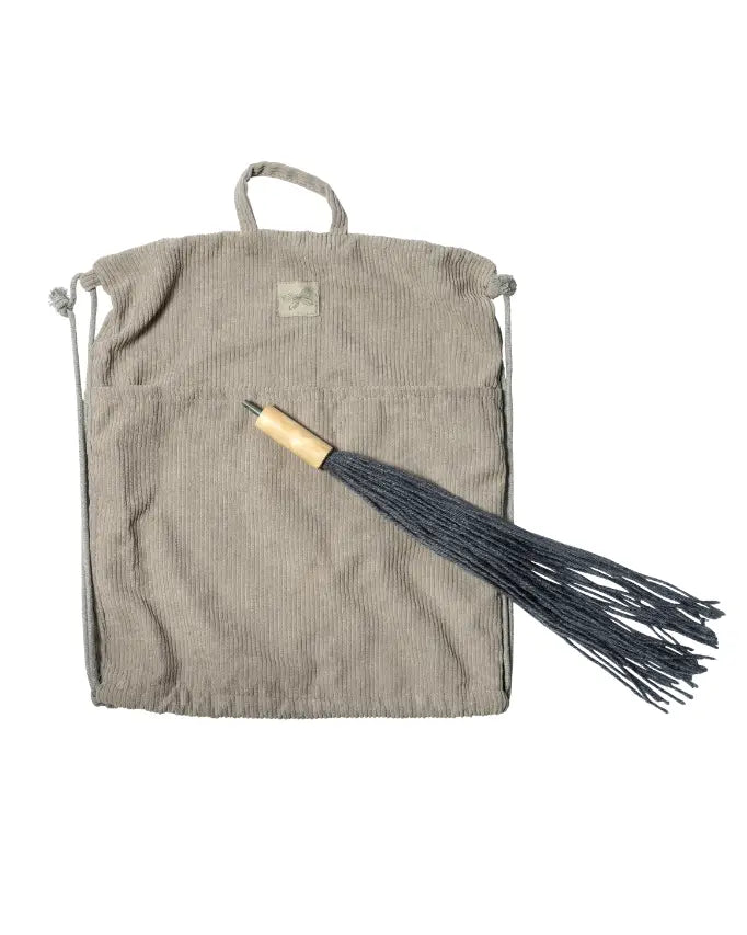 Graue Cord Tasche von byAstrup für den Transport für ein Hobby Horse, daneben liegt der abnehmbare Schweif für das ByAstrup Haobby Horse