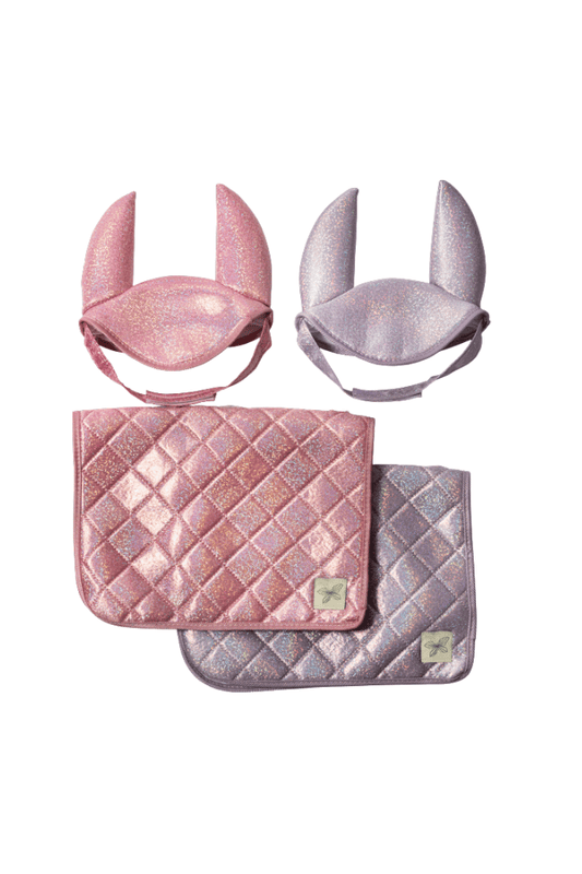 Hobby Horsing Set ByAstrup in rosa und lila mit Decke und Fliegenhaube