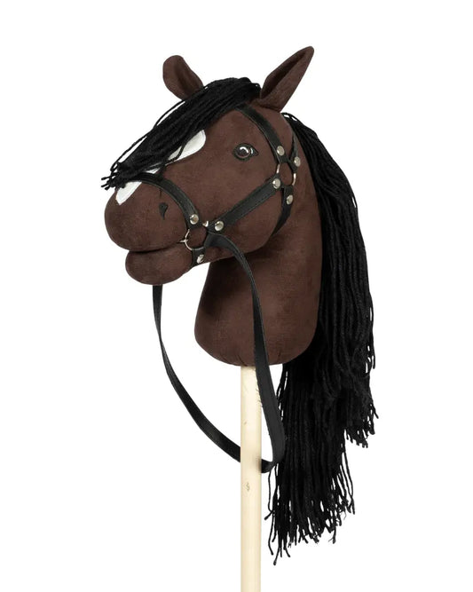 byASTRUP Hobby Horse Braun mit schwarzer Mähne und schwarzem Leder-Zaumzeug; Produktfoto auf weißem Hintergrund für Hobby Horsing Sport.