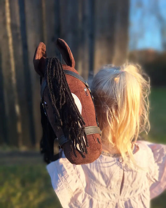 ückansicht des byASTRUP Steckenpferdes in Braun; Fokus auf die lange, schwarze Garn-Mähne und die hochwertige Verarbeitung des Kopfes.