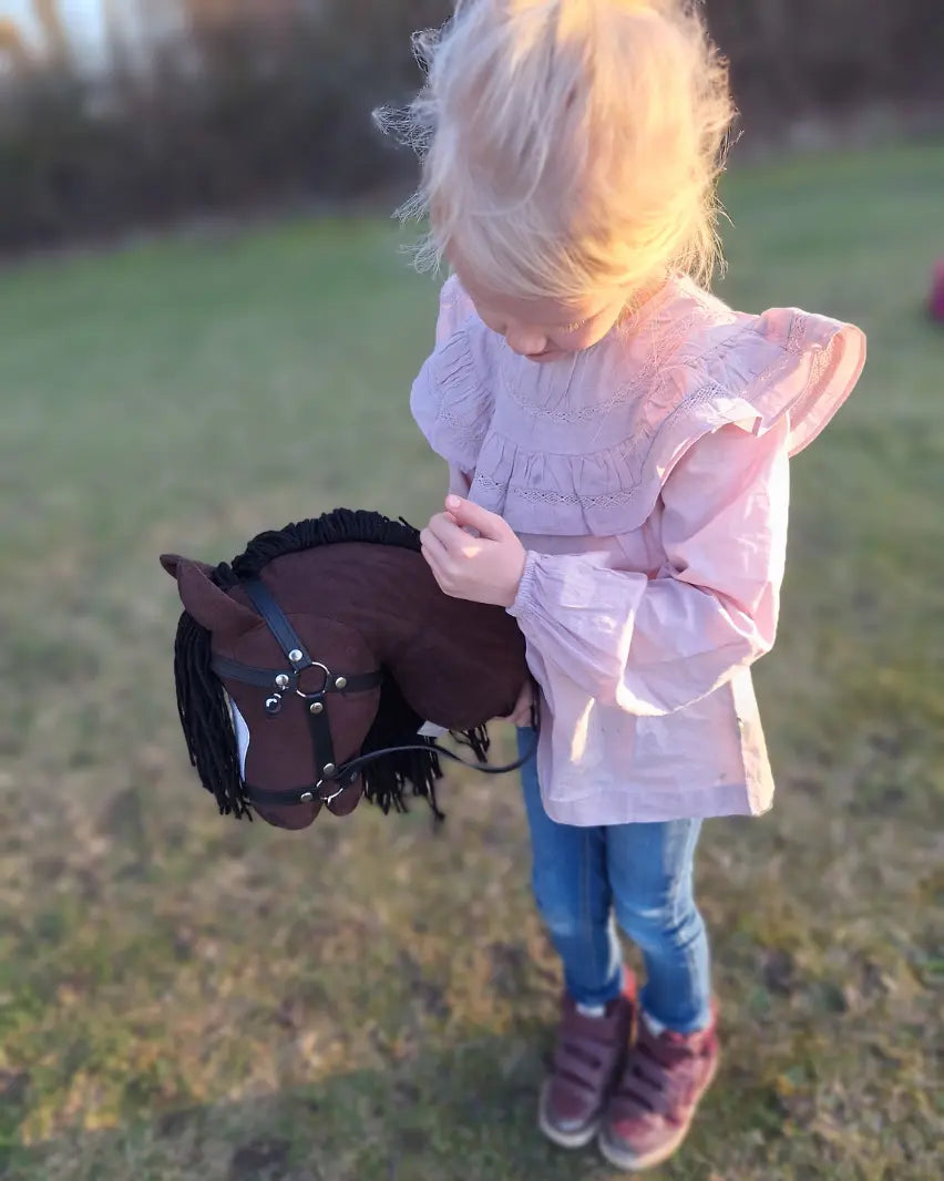 byAstrup Hobby Horse mit Trense und abnehmbarem Schweif Farbe: Braun Größe: M
