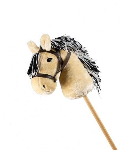 byASTRUP Hobby Horse Norweger in Beigegelb mit Stehmähne und Holzstab; kompaktes Fjordpferd Steckenpferd mit Zaumzeug vor weißem Hintergrund.