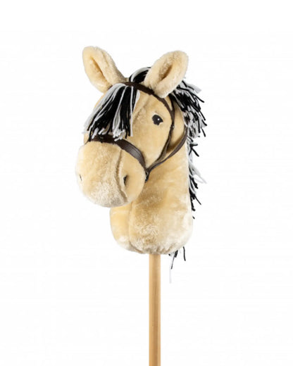 Frontalansicht des byASTRUP Hobby Horse Norwegers; zeigt das niedliche Pferdegesicht mit schwarzer Stehmähne, Zaumzeug und FSC-Holzstab.