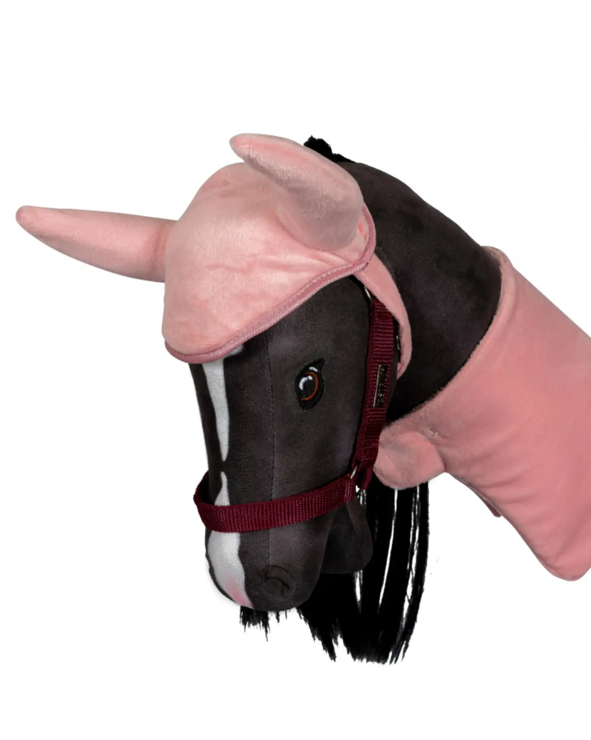 byASTRUP Hobby Horse Set Cosy in Altrosa an schwarzem Steckenpferd; samtige Decke und passende Fliegenohren vor weißem Hintergrund.