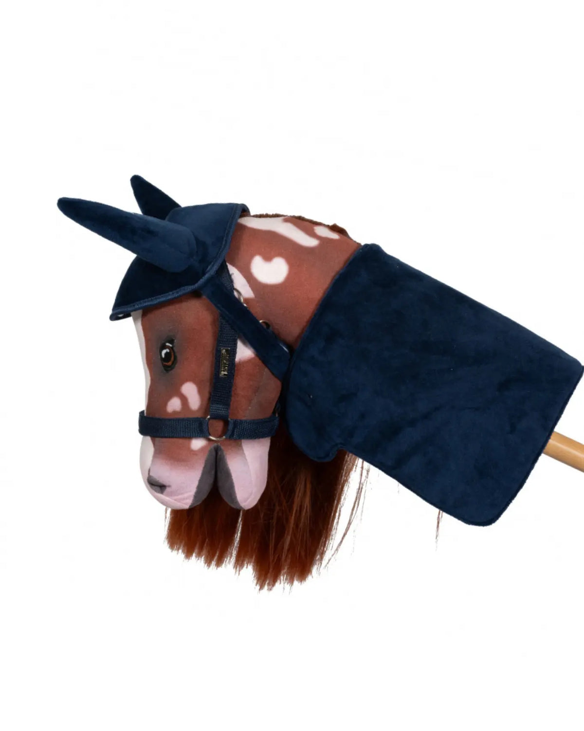 byASTRUP Hobby Horse Set Cosy in Dunkelblau an braun-weiß geschecktem Steckenpferd; samtiges Decken- und Fliegenohren-Set.