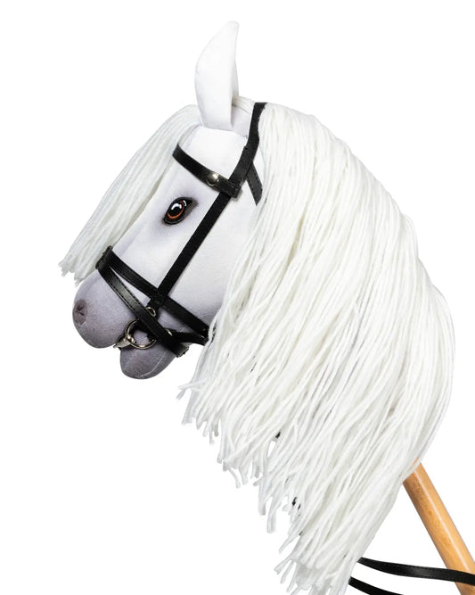 byASTRUP Hobby Horse Schimmel „Sigrid“ (Größe M): Weißes Steckenpferd mit detailreicher Gesichtszeichnung, schwarzer Trense und langer weißer Wollmähne auf lope.de.