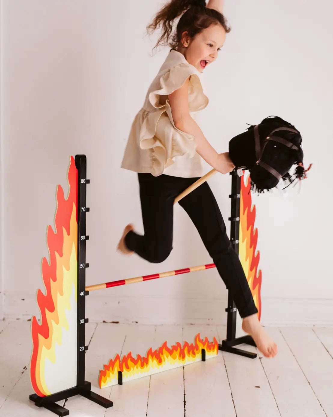 ByAstrup Hobby Horse Hindernis Fire - verstellbarer Sprung für Hobby Horsing Springen aus Holz