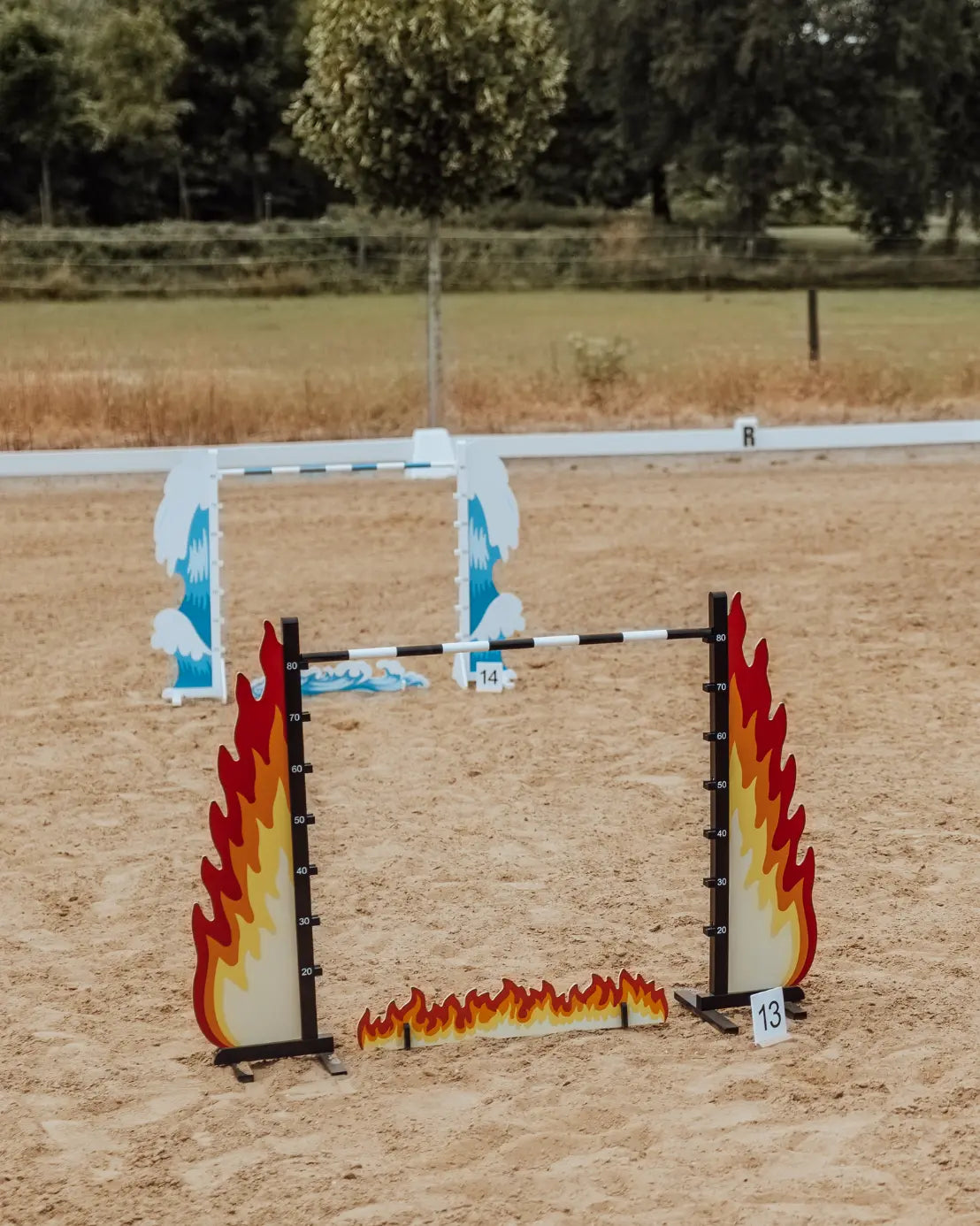 byASTRUP Steckenpferd-Sprung für Parcours und Turniere: Das robuste Holz-Hindernis Fire steht bereit für das nächste anspruchsvolle Hobby Horsing Wettkampf-Training im Freien.