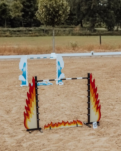byASTRUP Steckenpferd-Sprung für Parcours und Turniere: Das robuste Holz-Hindernis Fire steht bereit für das nächste anspruchsvolle Hobby Horsing Wettkampf-Training im Freien.