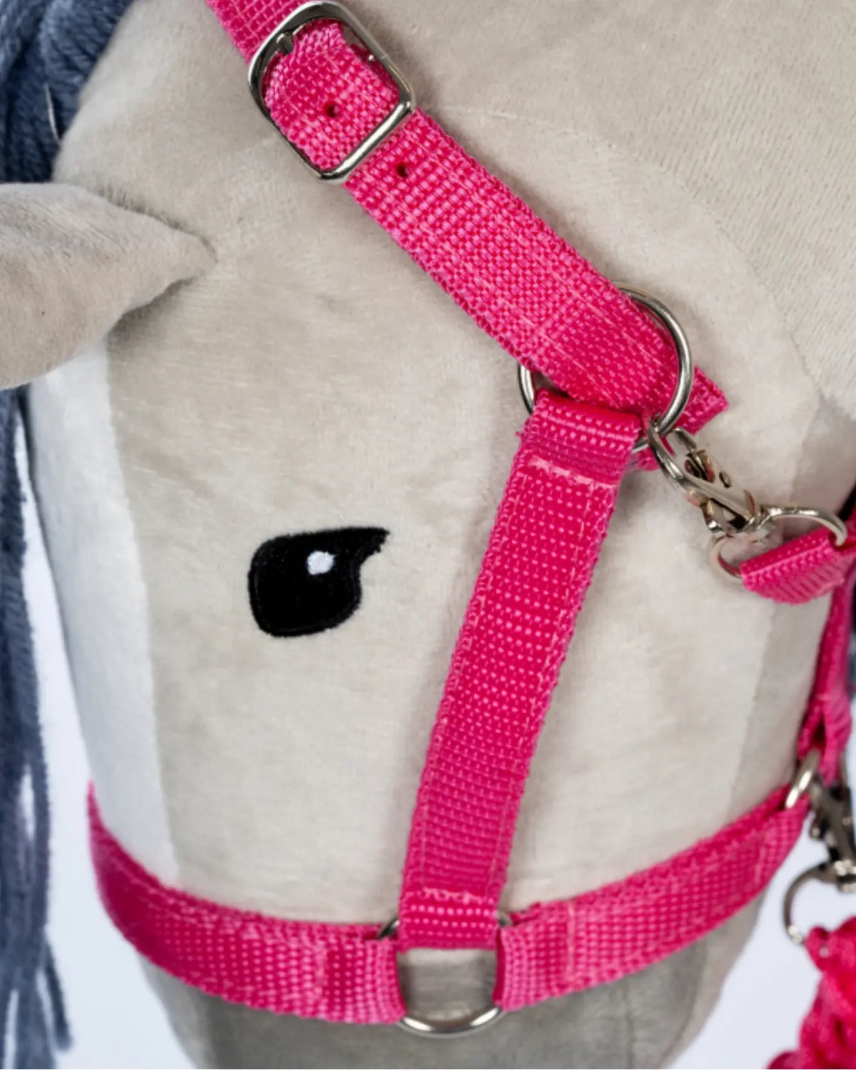 Nahaufnahme des pinken byASTRUP Halfters für Hobby Horses; zeigt die verstellbare Schnalle am Genickstück und das robuste Material.
