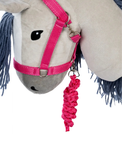 Seitenansicht des pinken byASTRUP Hobby Horse Halfters am Kopf des Steckenpferds; verstellbarer Riemen und befestigter Anbindestrick.