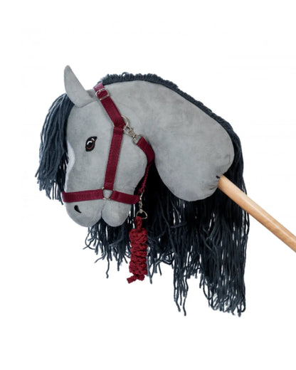 byASTRUP Hobby Horse Halfter-Set in Burgund; elegantes Bordeaux-Rot mit passendem geflochtenem Führstrick für Steckenpferde.