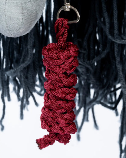 Geflochtener Anbindestrick in Burgund für Hobby Horses; mit Karabiner-Haken.