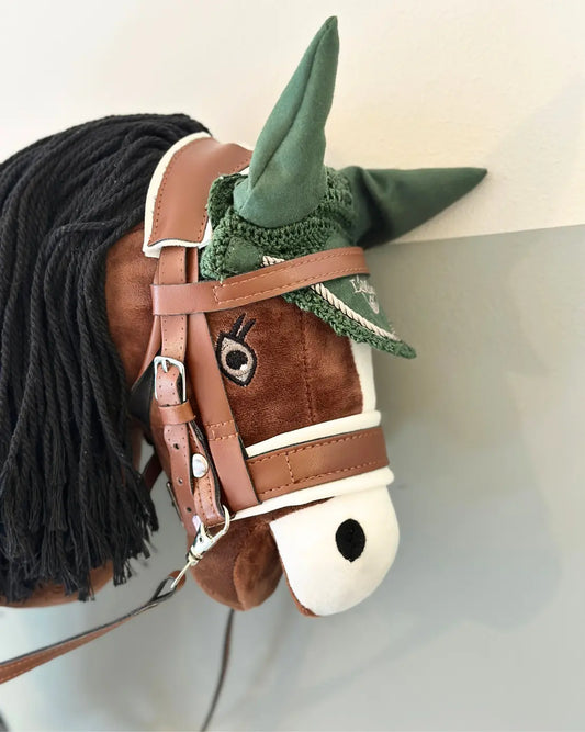 Kleines Hobby Horse Schecke mit Fliegenhaube – die handliche Größe S ist perfekt für Hobby Horsing Turniere.