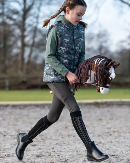 HKM Hobby Horse Schecke in einer Hobby Horsing Dressurprüfung