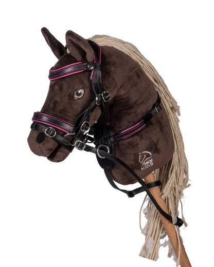 HKM Hobby Horse Komplett-Set bei lope.de: Dunkelbraunes Steckenpferd mit der eleganten Ledertrense Manchester inklusive Zügeln für das nächste Rollenspiel.