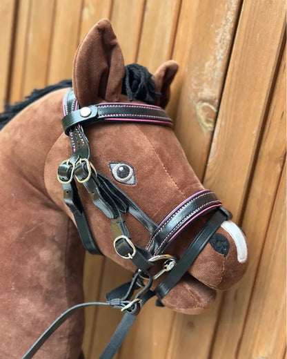 Realistisches Hobby Horse Zubehör von HKM: Schwarze Hobby Horse Ledertrense Manchester mit Gebiss, perfekt angepasst an ein braunes Steckenpferd für das Turniertraining.