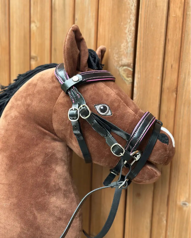 Individuell anpassbare Steckenpferd-Trense: Die HKM Ledertrense mit englischem Reithalfter sorgt für festen Sitz und authentischen Spielspaß beim Hobby Horsing.