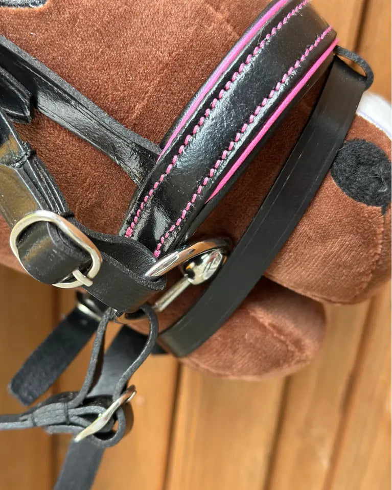 Detailaufnahme des HKM Hobby Horse Zaumzeugs: Robuste Metallschnallen und weiches Leder machen dieses Zubehör-Set zur idealen Geschenkidee für Pferdefreunde.