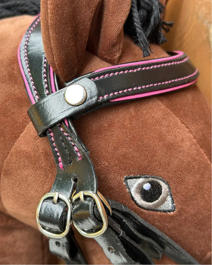 Verstellbare HKM Hobby Horsing Trense aus echtem Leder: Detailansicht der Schnallen und des austauschbaren Stirnbands mit pinken Ziernähten.