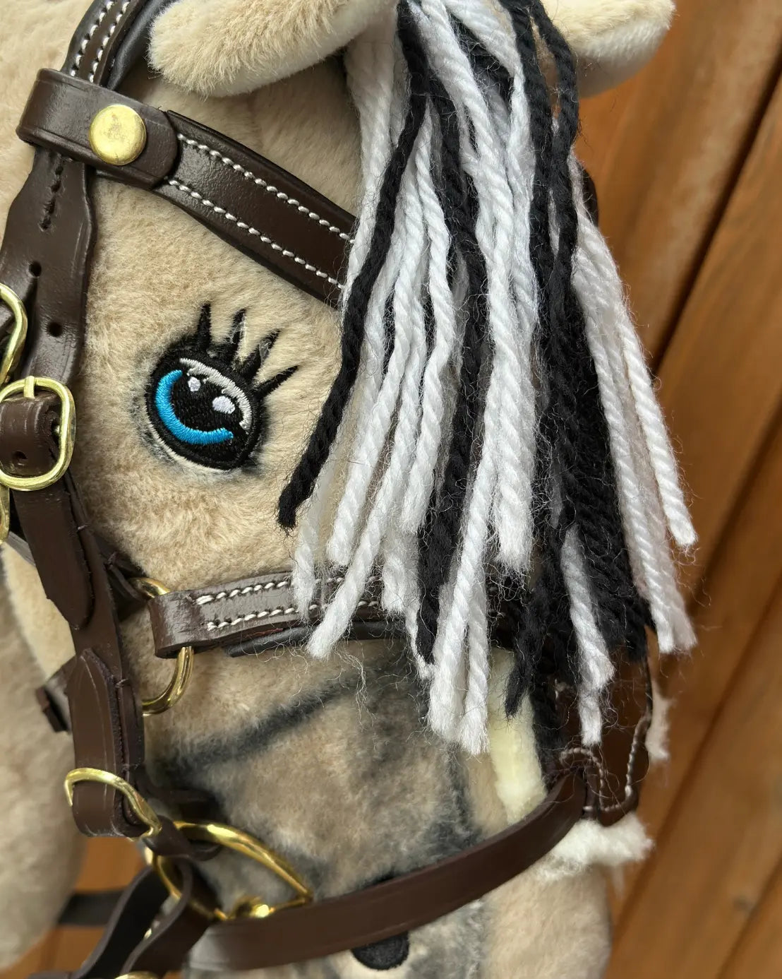 Nahaufnahme der HKM Ledertrense mit Stirnband und mexikanischem Nasenriemen für Hobby Horsing