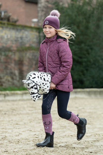 Mädchen reitet Hobby Horse Appaloosa