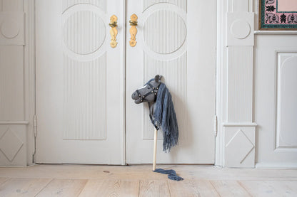 byAstrup Hobby Horse - Grau mit abnehmbarem Schweif - M