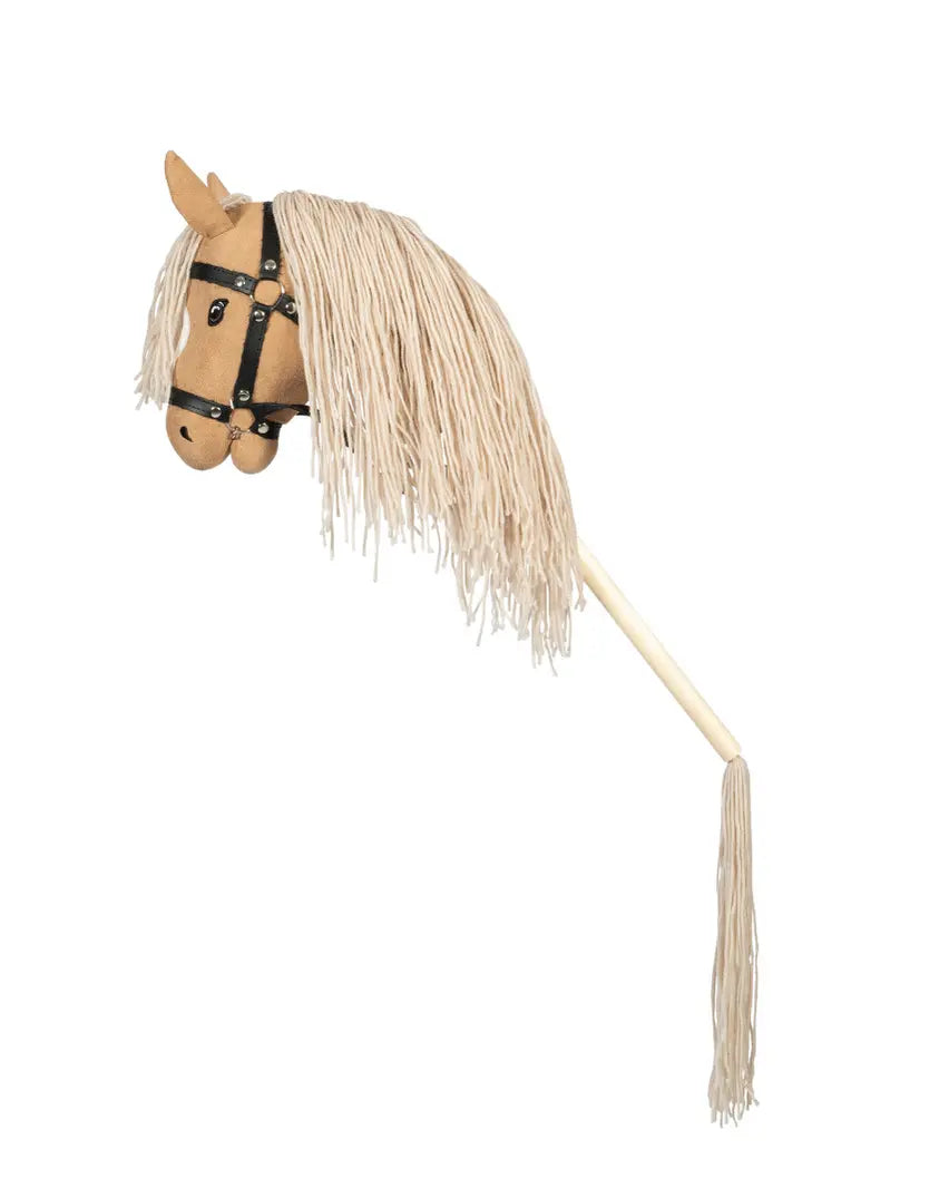 byASTRUP Hobby Horse Palomino mit flechtbarem Schweif: Produktfoto des Modells „Beauty“ in Größe M – ideal für Dressuraufgaben, Parcours und fantasievolle Abenteuer.