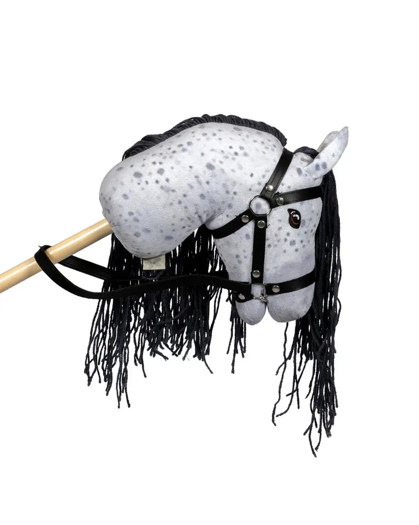 Freigestelltes Hobby Horse By Astrup Schimmel mit grauer Mähne und schwarzer Trense