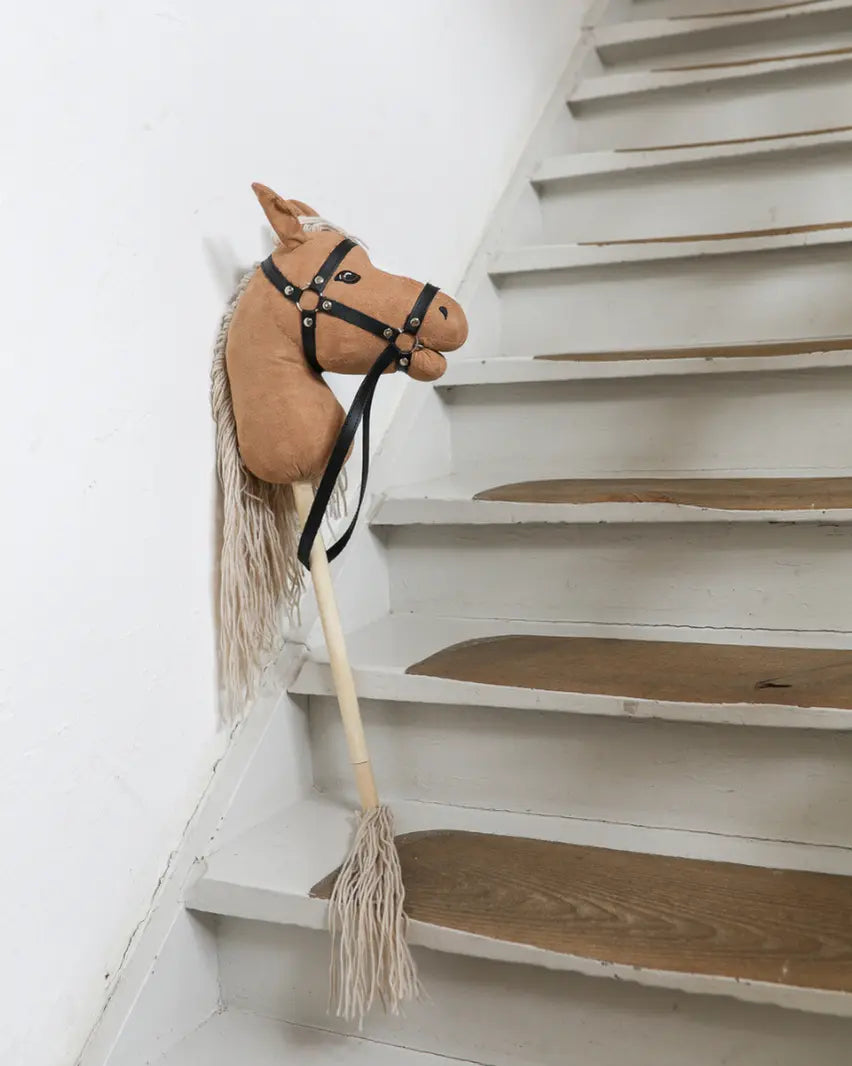 byASTRUP Steckenpferd mit abnehmbarem Schweif: Dekoratives Hobby Horse Palomino inklusive Trense und praktischem Rucksack für einfachen Transport.