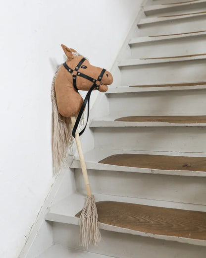 byASTRUP Steckenpferd mit abnehmbarem Schweif: Dekoratives Hobby Horse Palomino inklusive Trense und praktischem Rucksack für einfachen Transport.