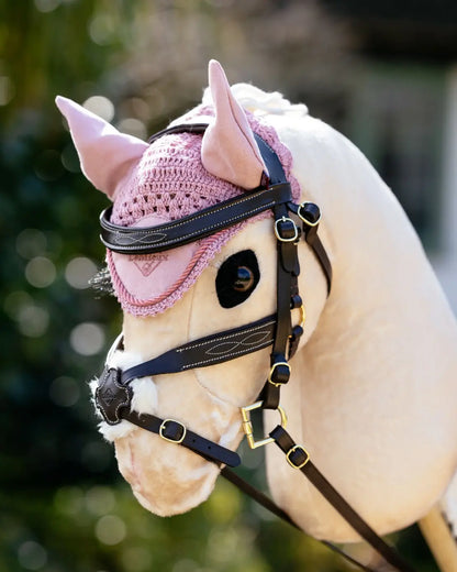 Harmonisches Hobby Horsing Outfit-Set: Ein Palomino Steckenpferd trägt die blassrosa LeMieux Fliegenhaube Blossom – maschinenwaschbar und ideal für tägliche Rollenspiele und hobby horse Turniere